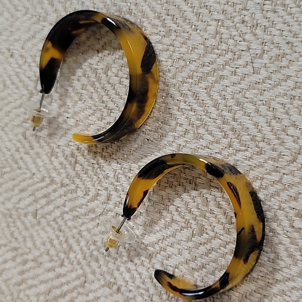 TORTOISESHELL STYLE ACRYLIC HOOPS
